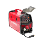 Poste à souder Worcraft MIG-200AT – Vue de trois quarts sur fond blanc. L'appareil est compact et de couleur rouge avec des finitions noires, muni d’une poignée de transport sur le dessus. La façade est équipée de grilles d’aération rouges, d’un cache transparent sur le panneau de commande et de trois connecteurs en façade, avec un câble de raccordement visible.